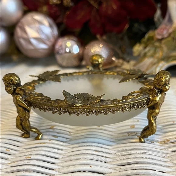 VINTAGE Ormolu style Brass Leaf Trinket Glass Dish Frosted Glass With Cherubs - Picture 1 of 7